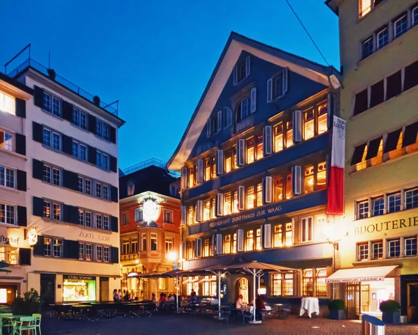 Európai építészet és éjszakai kilátás a belvárosi utcára Zürich, Svájc — Stock Fotó