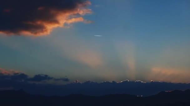 地中海沿岸の山の風景に夕日の空のタイムラプス、自然と旅行 — ストック動画