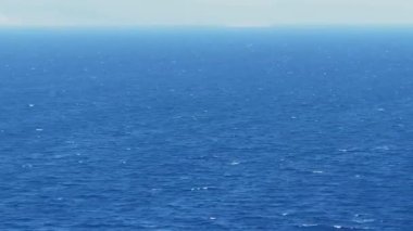 Yazın deniz dalgaları, Akdeniz kıyısında rüzgarlı bir gün, seyahat ve doğa.