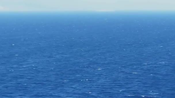 Fale morskie latem, wietrzny dzień na wybrzeżu Morza Śródziemnego, podróże i przyroda — Wideo stockowe
