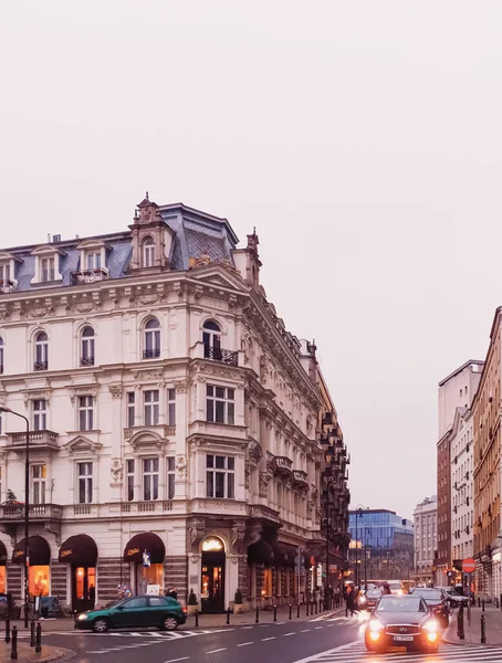 Główne centrum miasta ulicy w godzinach wieczornych — Zdjęcie stockowe