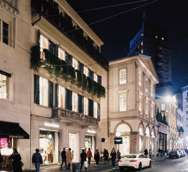 Milano 'da Via Montenapoleone caddesindeki tarihi binalar, mağazalar ve butik dükkanlar, lüks alışveriş caddeleri