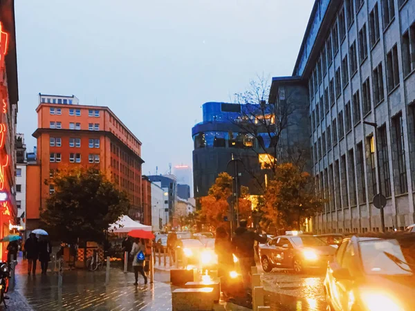 Rue principale du centre-ville dans la soirée — Photo