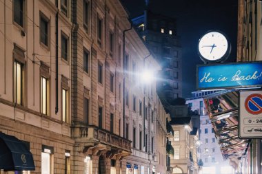 Milano 'da Via Montenapoleone caddesindeki tarihi binalar, mağazalar ve butik dükkanlar, lüks alışveriş caddeleri