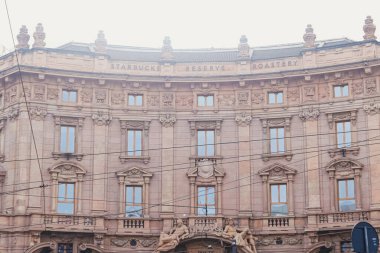 Kuzey İtalya 'nın Lombardiya bölgesinde Milano şehir merkezi sokaklarında klasik Avrupa mimarisi ve tarihi binalar