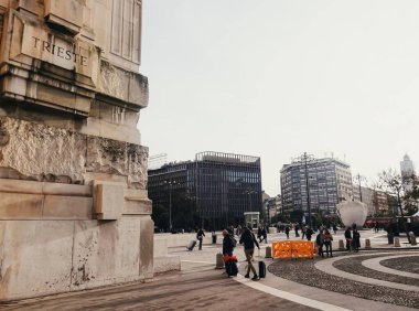 Kuzey İtalya 'nın Lombardiya bölgesinde Milano şehir merkezi sokaklarında klasik Avrupa mimarisi ve tarihi binalar