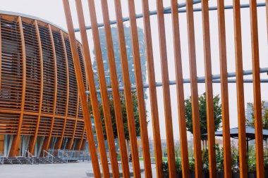Kuzey İtalya 'nın Lombardiya bölgesinde Milano şehir merkezindeki modern binalar, çağdaş Avrupa mimarisi