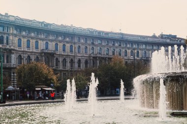 Kuzey İtalya 'nın Lombardiya bölgesinde Milano şehir merkezi sokaklarında klasik Avrupa mimarisi ve tarihi binalar