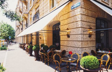 İsviçre 'de Zürih şehir merkezi caddesinde bir restoran.