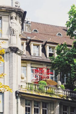 İsviçre, Zürih 'te Bahnhofstrasse, şehir merkezindeki ana şehir caddesi.