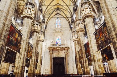 Milano Katedrali Duomo di Milano olarak bilinir. Kuzey İtalya 'nın Lombardiya bölgesinde tarihi yapı ve ünlü simge.