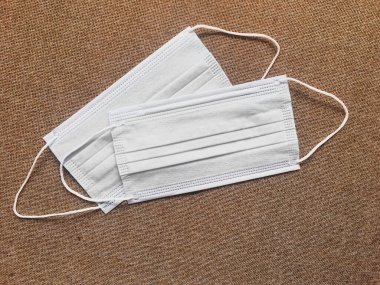 Koronavirüs salgını sırasında enfeksiyonu önlemek için cerrahi yüz maskeleri