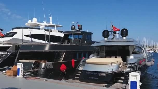 Yacht klub v Yalikavak Marina, jachting ve Středozemním moři — Stock video