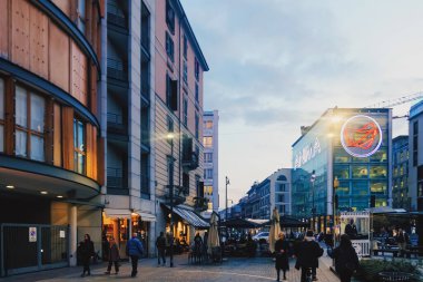Kuzey İtalya 'nın Lombardy bölgesinde, Milano şehir merkezi caddelerindeki klasik Avrupa mimarisi ve tarihi binalar