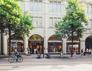 İsviçre, Zürih 'te Bahnhofstrasse, şehir merkezindeki ana şehir caddesi.