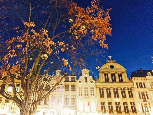 Calles de Bruselas, la capital de Bélgica, arquitectura europea y edificios históricos por la noche — Foto de Stock