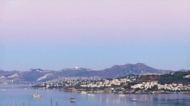 Akdeniz kıyısındaki deniz ve dağ manzarası üzerinde gün doğumunun zamanı, doğa ve seyahat