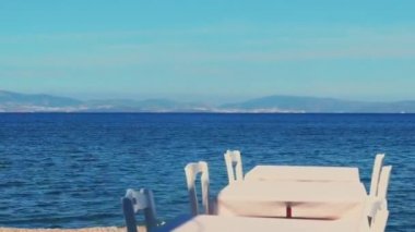 Deniz kenarında boş restoran masaları