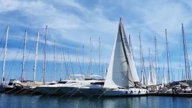 Yunanistan 'daki Kos adasında bir sahil yat kulübünde tekneler.