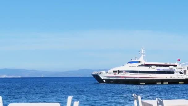 Töm restaurang vid Egeiska havet och kryssningsbåt — Stockvideo