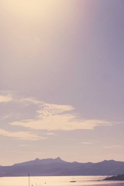 Akdeniz 'deki deniz manzarası ve dağlar gün batımında, yaz tatili seyahatleri ve tatil beldeleri