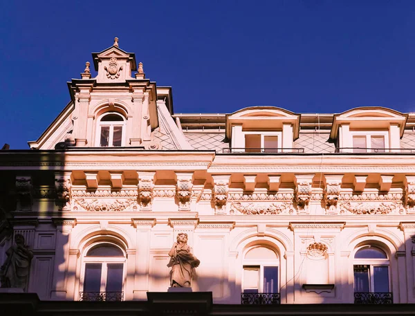 Exteriör fasad av klassisk byggnad i den europeiska staden, arkitektur och design — Stockfoto