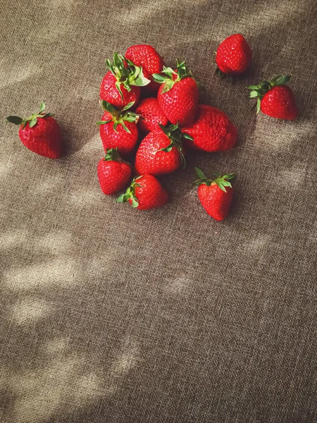 Bio-Erdbeeren auf rustikalem Leinenhintergrund — Stockfoto