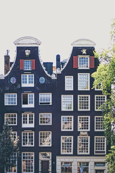 Rua principal no centro da cidade de Amsterdã, na Holanda — Fotografia de Stock