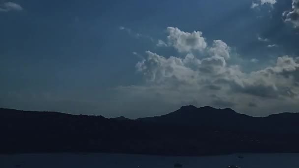 Timelapse zachmurzonego nieba nad morzem i krajobrazem górskim na wybrzeżu Morza Śródziemnego, przyrody i podróży — Wideo stockowe