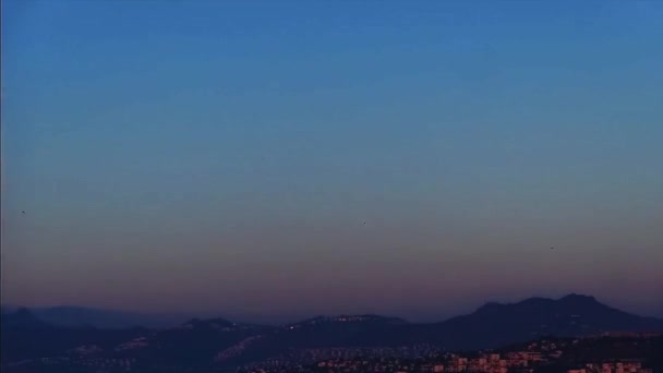 Timelapse wschodu słońca nad górskim krajobrazem na wybrzeżu Morza Śródziemnego, przyrody i podróży — Wideo stockowe