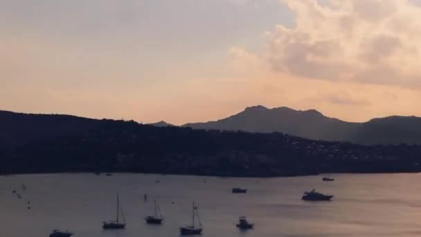 地中海沿岸の海と山の風景の上の夕日の空のタイムラプス、自然と旅行 — ストック動画