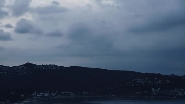 Timelapse zachmurzonego nieba nad morzem i krajobrazem górskim na wybrzeżu Morza Śródziemnego, przyrody i podróży — Wideo stockowe
