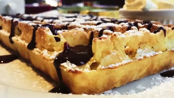 Belgické vafle s čokoládovou omáčkou v restauraci v Bruselu, jídlo a cestování — Stock video