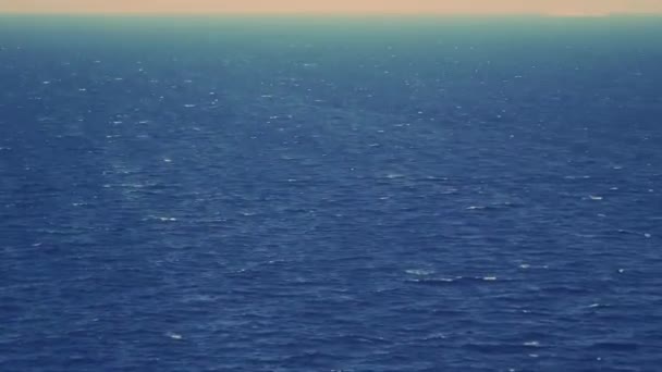 Ondas do mar no verão, dia ventoso na costa do Mediterrâneo, viagens e natureza — Vídeo de Stock