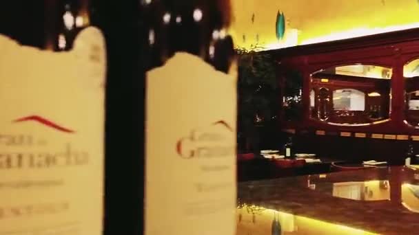 Interiör i en lyxig restaurang och vingård i stadens centrum — Stockvideo