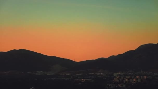 Calendário do pôr-do-sol à noite sobre a paisagem montanhosa na costa mediterrânica, natureza e viagens — Vídeo de Stock