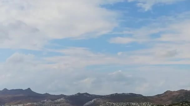 Timelapse d'un ciel nuageux orageux sur le paysage de montagne sur la côte méditerranéenne, la nature et la météo 