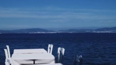 Deniz kenarında boş restoran masaları