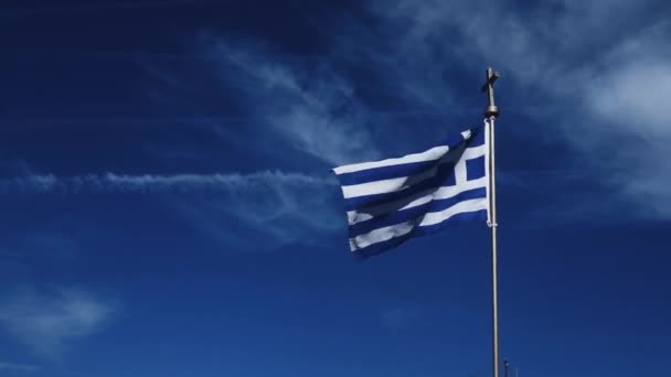 Bandeira grega e céu azul em um dia ventoso, viagens e política — Vídeo de Stock
