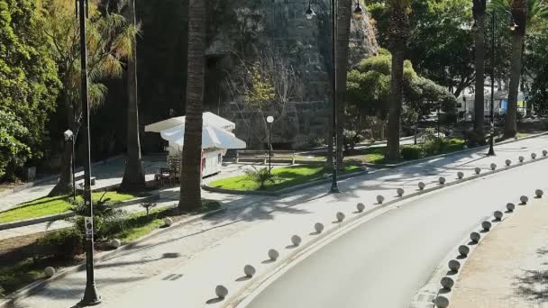 Estrada vazia e palmeiras no verão na Grécia, viagens e passeios — Vídeo de Stock