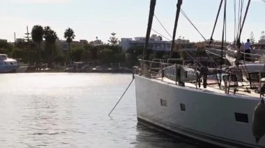 Yunanistan 'daki Kos adasında bir sahil yat kulübünde tekneler.