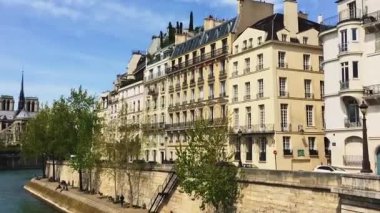 Paris, Fransa 'daki Seine Nehri' ni gezmek ve gezmek.