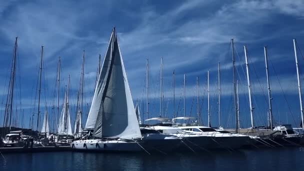 Csónakok egy strand jacht klubban a Kos szigeten Görögországban — Stock videók