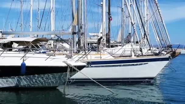 Barcos em um clube de iate de praia na ilha de Kos, na Grécia — Vídeo de Stock