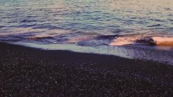 Krásné mořské vlny při západu slunce, letní dovolená cestování a dovolená — Stock video
