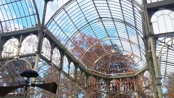 Interior de um Palácio de Cristal no parque El Retiro em Madrid, Espanha, viagem e turismo — Vídeo de Stock