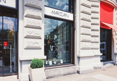 İsviçre 'nin Zürih kentindeki Bahnhofstrasse' de lüks bir butik mağazası. Şehir merkezindeki ana cadde.