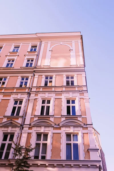 Fachada exterior de edificio clásico en la ciudad europea, arquitectura y diseño — Foto de Stock