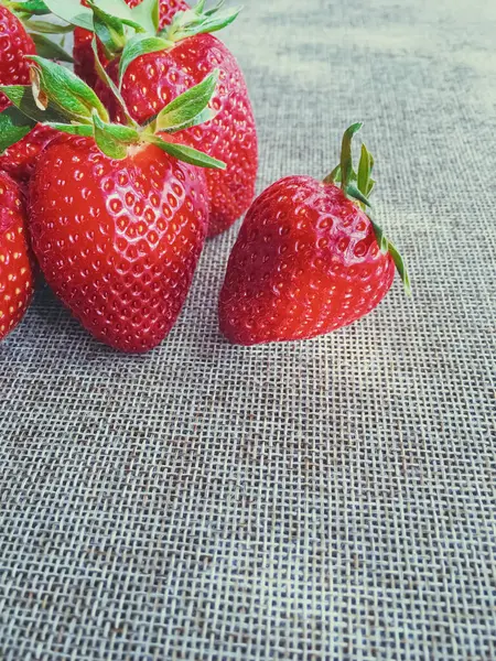 Bio-Erdbeeren auf rustikalem Leinenhintergrund — Stockfoto