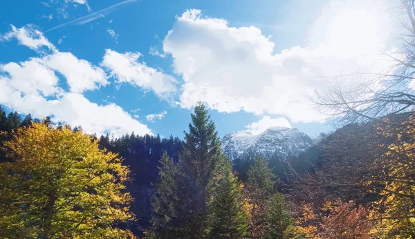 Hermosa naturaleza de los Alpes europeos, vista del paisaje de las montañas alpinas, lago y pueblo en un día soleado, viaje y destino —  Fotos de Stock